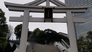 頭に三角形の意匠の鳥居