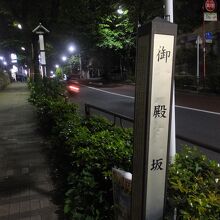 夜の通行量は少ないです。