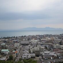 天守閣最上階から島原駅越しに見える有明海の展望