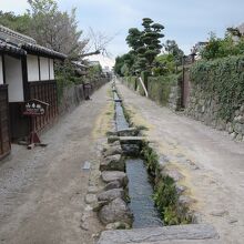 武家屋敷街は中央に水路があります。両側に石積の塀があります。