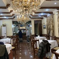 朝食会場はL字型。