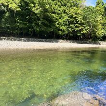 五十鈴川。手水舎もありますがここで手を清められます