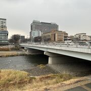 三条大橋の北で、鴨川に架かる橋