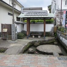 「鯉が泳ぐまち」の碑が「鯉の水辺路」沿いにあります。