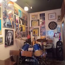 アーティストの写真やドラムセットなどがあります