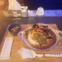 ナスカレー。揚げブロッコリートッピング。