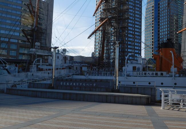 帆船日本丸がシンボルの広場