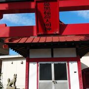 赤い鳥居が特徴的な神社