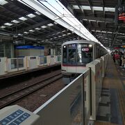 渋谷と横浜を結ぶ線で、JRより運賃が安いです。