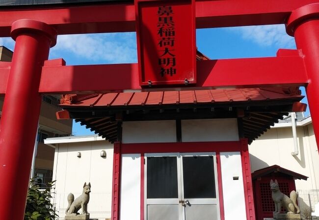 赤い鳥居が特徴的な神社