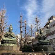 浅草寺の境内に