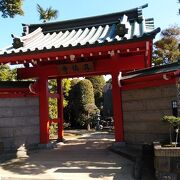 赤い門が印象的な寺院