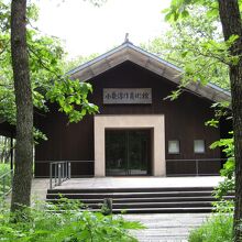 小泉淳作美術館入口