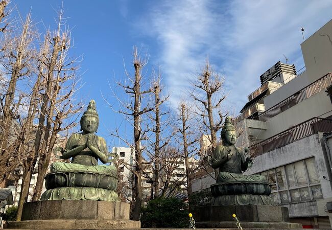 浅草寺の境内に