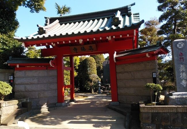 赤い門が印象的な寺院