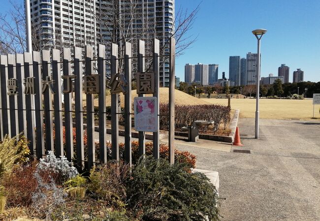 新しい感じの公園。ぜんたいのでざいんがとてもきれいです。