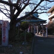 お寺の境内にある立派な神社