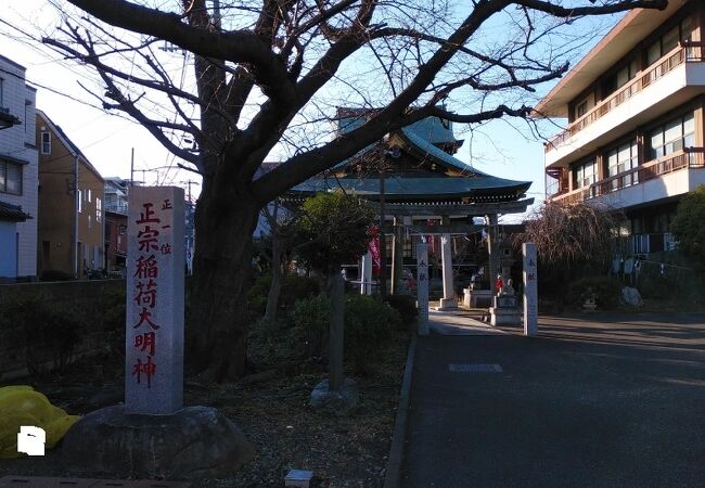 お寺の境内にある立派な神社