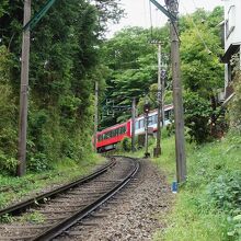 信号所を出た強羅行きの電車。