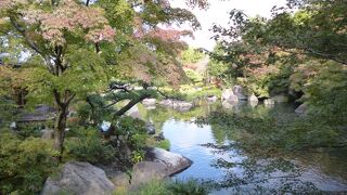 広い池泉回遊式庭園
