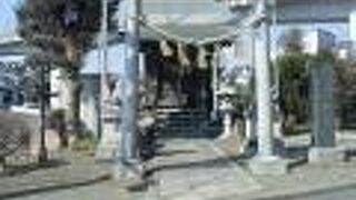 小さい神社ながら、遠くからでも存在を確認できます