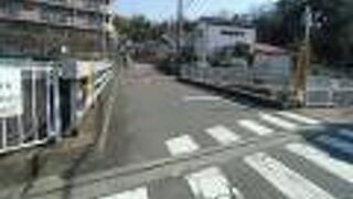 坂東三十三観音めぐりをする巡礼者たちは、巡礼坂を下り、巡礼橋を渡っていました