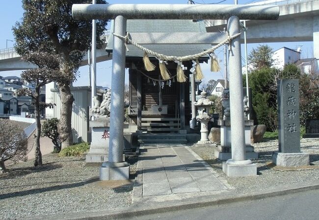 小さい神社ながら、遠くからでも存在を確認できます