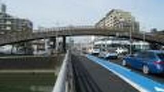 昔を偲ぶには大きすぎる太鼓橋