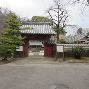 藩主松平家の墓所である本光寺の裏山には十六羅漢像があります。