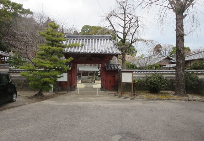 藩主松平家の墓所である本光寺の裏山には十六羅漢像があります。