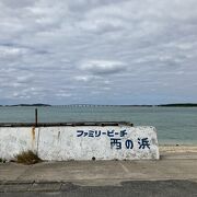 西平安名崎と池間島大橋を眺めるビーチ