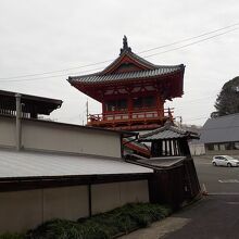 武雄温泉楼門から坂道を登っていきます。