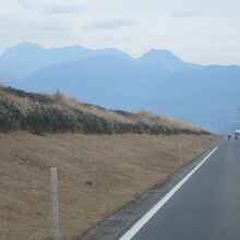 前方に雲仙の山並みが迫ってきたら堤防道路の終点です。