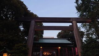 東京の真ん中にある神社で、縁結びなどに評判だそう。