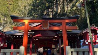 芦ノ湖の前、清々しい神社　箱根神社
