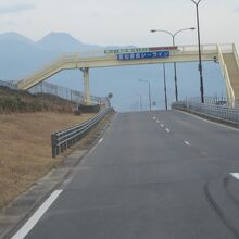 もうすぐ雲仙市に着くところにある陸橋。雲仙が迫ってきます。