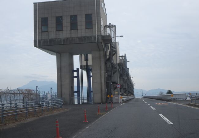 諫早市を迂回するように設けられた潮受堤防上にある道路です。