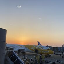 成田空港　日の出とともに
