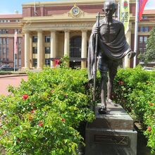 駅前広場には、等身大のガンジー像も立っています。