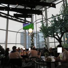 集まって来るお客さんが多く賑やか