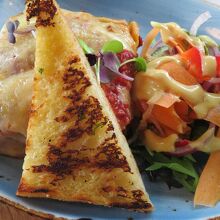 ...私が頼んだピザトースト風料理も、見た目だけではなく美味