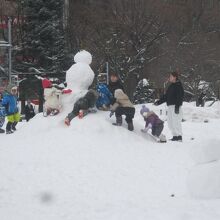 ”11丁目会場”は、子供達の雪遊び場になっていました！