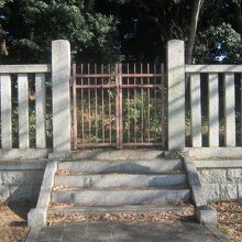 メインの入口はここですが、柵があって入れません