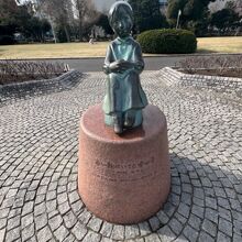 赤い靴はいてる女の子像