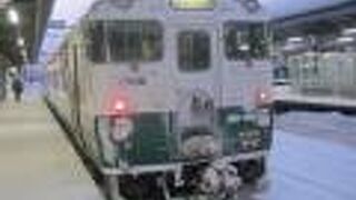 岩見沢で見かけたカムイサウルス（むかわ竜）ラッピング車両