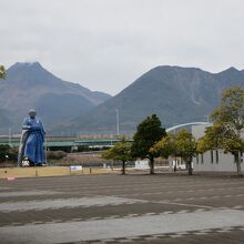 駐車場西側には普賢岳をバックに坂本龍馬像が立っています。