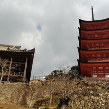 厳島神社側から見た五重塔と千畳閣