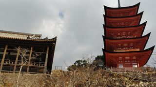 朱色が青空に映えてとても綺麗！