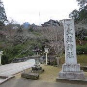 一の鳥居、三の鳥居は肥前鳥居の形式があります。