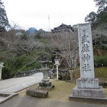 武雄神社の碑と見えにくいですが肥前鳥居の形式を持つ一の鳥居